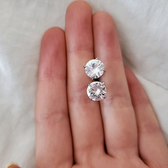 New Elegant Stud Earrings - Picture 2 of 9